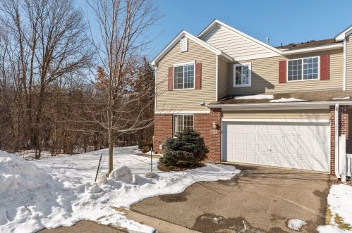 110 River Woods Dr, Grey Cloud Island, MN 55071-1574