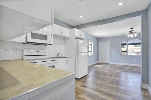 912 32nd St, Hialeah FL  33012-5040 exterior