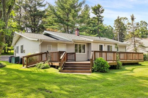 2732 Old Yorktown Rd, Yorktown Hgts NY  10598-3140 exterior