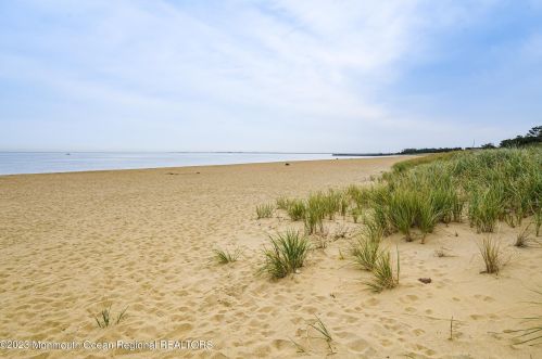 127 Cedar Ave, Middletown NJ  07748-5503 exterior