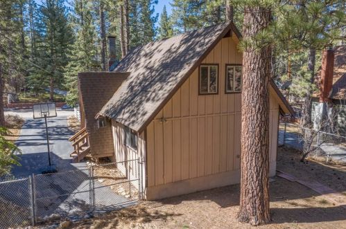919 Mountain Ln, Big Bear City CA  92314 exterior