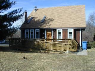 60 Chipper Rd, Waterbury, CT 06704-1239