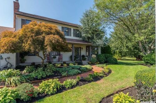 895 Highland Rd, Nassau Point, NY 11935-1248