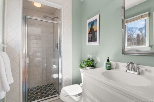 57 Midrocks Dr, Norwalk CT 06851-1626 exterior