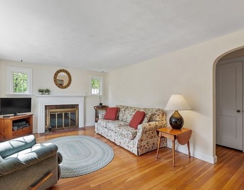 11 Pine Hill Rd, Bedford, MA 01730-1632