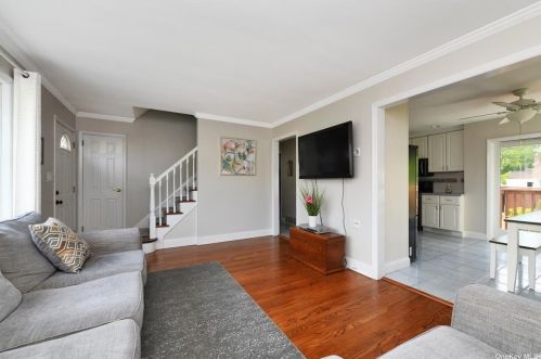 612 3rd Ave, Elwood NY  11731-3435 exterior
