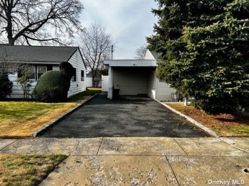180 Elmwood St, Valley Stream NY  11581-2636 exterior