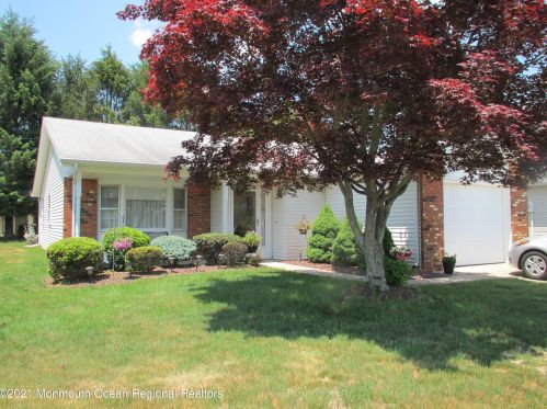 77 Lauren Ln, Bricktown, NJ 08723-7866