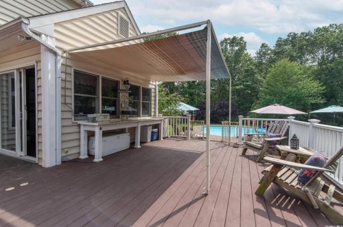 182 Miller Place Rd, Miller Place NY  11764-2804 exterior