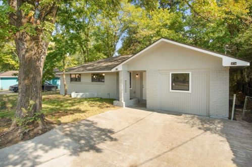 719 Silverdale Dr, Conroe, TX 77301-4651