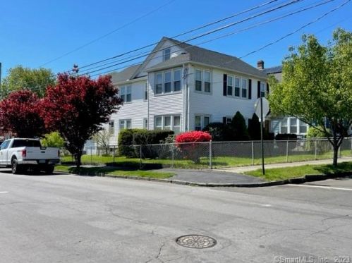 135 Wade St, Bridgeport, CT 06604-1818