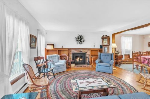 52 Farmstead Ln, Windsor CT 06095-1833 exterior