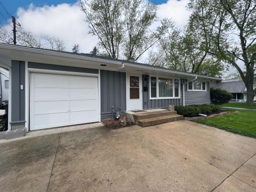 912 Silver Lake St, Oconomowoc, WI 53066-3857
