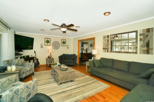 39 Pleasant Ave, South Setauket, NY 11720-4152