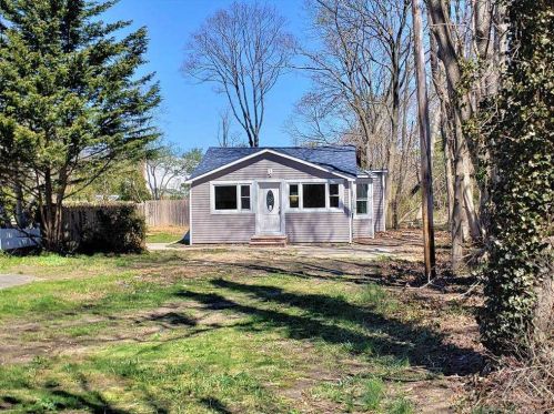 405 Middle Rd, Bay Port, NY 11705-1905