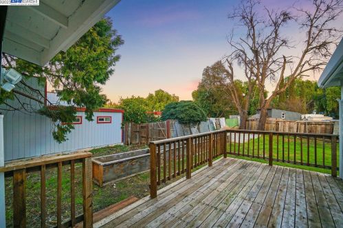 2954 Clearland Cir, West Pittsburg CA  94565-3243 exterior