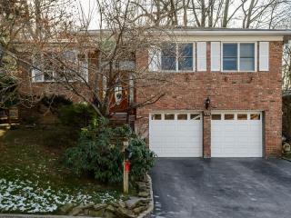 290 Thompson Shore Rd, North Hills, NY 11030-2242