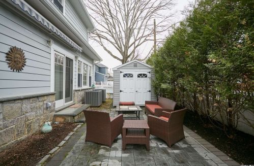 18 Pinewood Ln, New Hyde Park NY  11040-3321 exterior