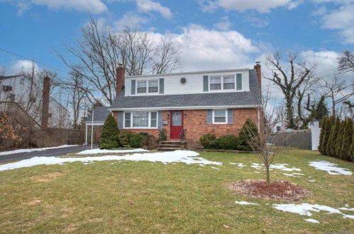 56 Alinda Ave, West Islip, NY 11795-2302