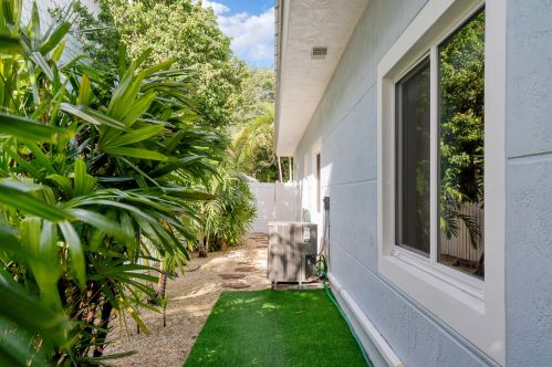 120 1st St, Key Largo FL  33037-4856 exterior
