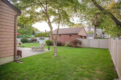 46 Maple Dr, New Hyde Park NY  11040-3152 exterior