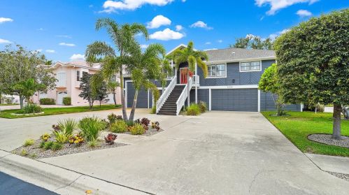 5904 Bayview Cir, Saint Petersburg FL  33707-3930 exterior