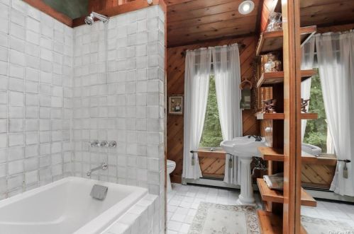 471 Bonnie Ct, Yorktown Hgts NY  10598-2001 exterior