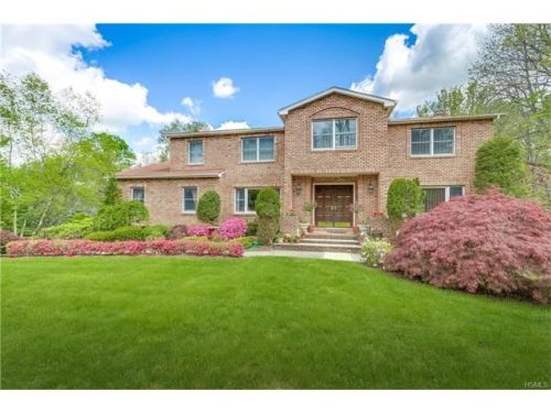 2 Misty Ln, Airmont, NY 10901-4014
