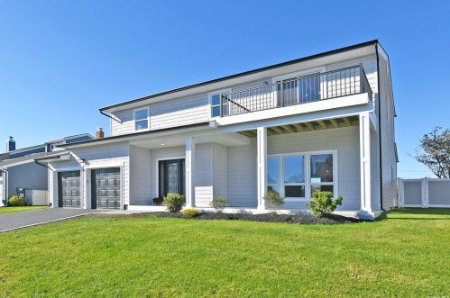865 Anthony Dr, North Lindenhurst, NY 11757-6241