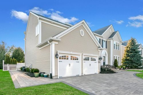 19 Pinehurst Dr, Mount Sinai, NY 11766-3421