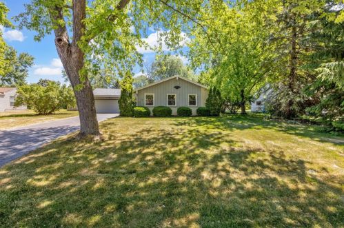 1612 Clover Knoll Pl, Waukesha, WI 53151-1623