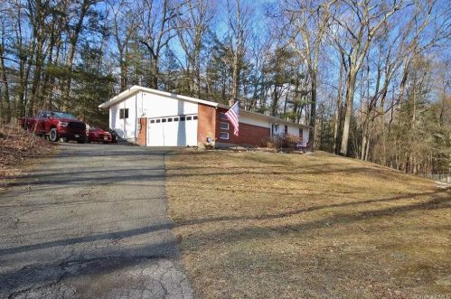 19 White Oaks Rd, Hyde Park, NY 12538-1626