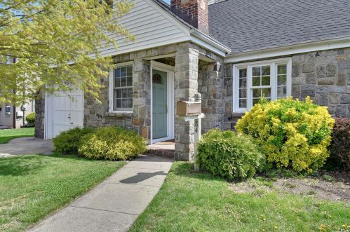 84 Mayflower Ave, Williston Park, NY 11596-1520