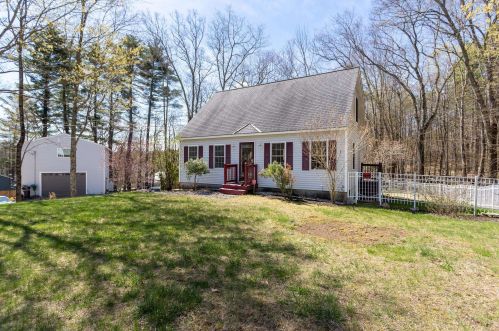38 Mountain Rd, Raymond, NH 03077-1526
