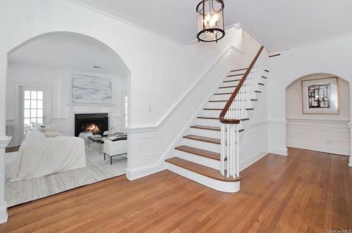 123 Aviemore Dr, New Rochelle, NY 10804-4621