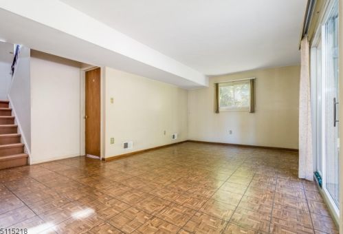 5 Hillside Dr, Clinton NJ 08809-1213 exterior