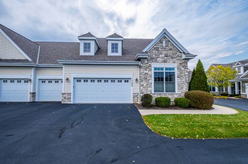1786 Regal Ct, Oconomowoc, WI 53066-4893