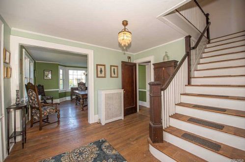 83 Thompson Ave, Babylon NY  11702-3404 exterior