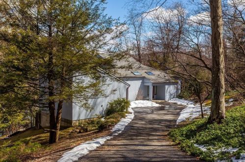 8 Ledgewood Dr, Sherman CT  06784-2039 exterior