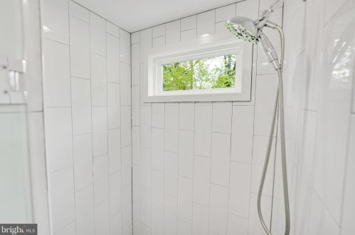 6917 Kingwood Dr, Falls Church VA  22042-3809 exterior