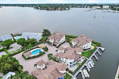 1307 Chesapeake Ave, Naples FL  34102-0507 exterior