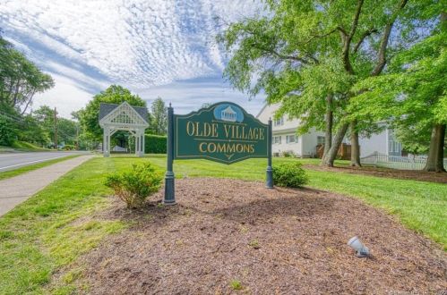 16 Olde Vlg Cir, Wallingford CT 06492-4821 exterior