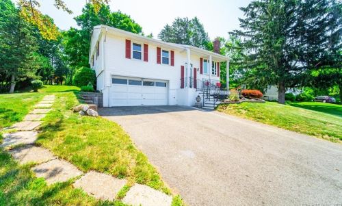 253 Oak Ridge Dr, Middletown CT  06457-1919 exterior