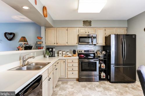 1046 Country Hill Dr, Harrisburg PA  17111-4655 exterior