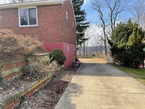 561 Longvue Dr, New Kensington, PA 15068-5821