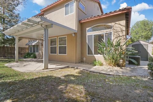 2044 Sugarbowl Way, Lodi CA  95242-4752 exterior