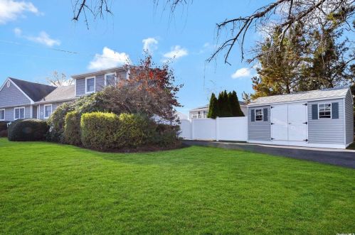 34 Duck Ln, West Islip, NY 11795-5038