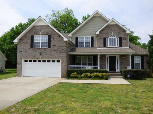 802 Fire Break Dr, Clarksville, TN 37040-2563