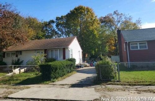 7 Prospect St, Amityville, NY 11701-2027