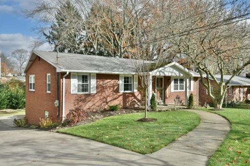 118 Shippen Dr, Moon Twp, PA 15108-2623